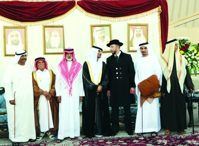 "خليفة بن حمدان والعريس وعدد من المدعوين"