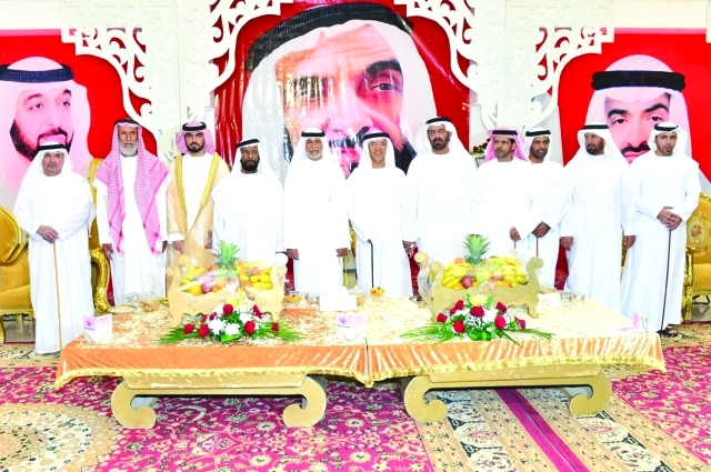 "محمد بن ركاض وعدد من الشخصيات مع العريس سالم النيادي والأهل"
