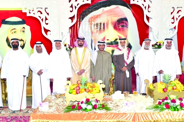 "أحمد بن ناصر بن زايد آل نهيان والعريس وعدد من الحضور"