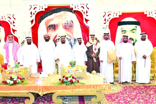 "العريس مع الأهل والأصدقاء"