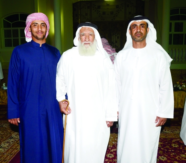 "محمد بن رحمة يتوسط الطيار حمدان محمد ووالده محمد"