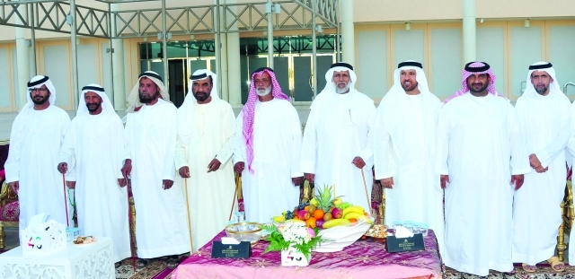 "العريس مع الأهل والأقارب"