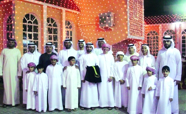 "العريس يتوسط الأهل والأقارب"