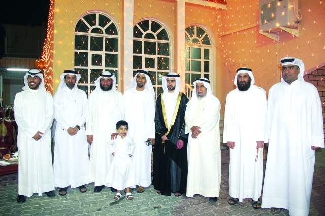 "العريس مع أخواله وأنجالهم"