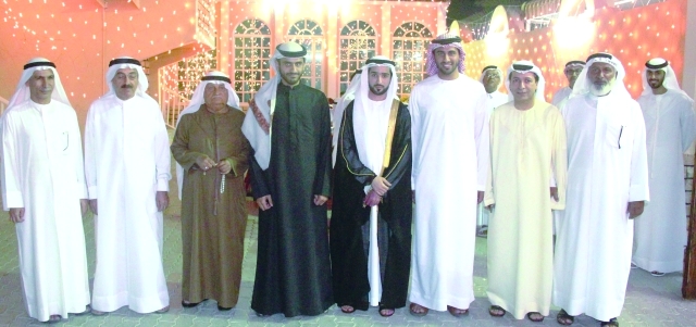 "العريس يتوسط الأهل والضيوف"