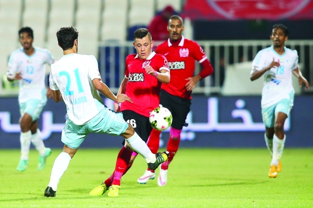 "مونوز رقم 16 بالزي الأحمر"