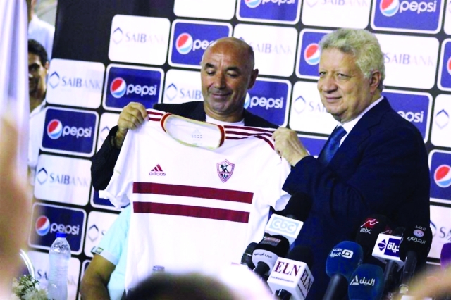 "مرتضى منصور في المؤتمر الصحافي مع المدرب - البيان"