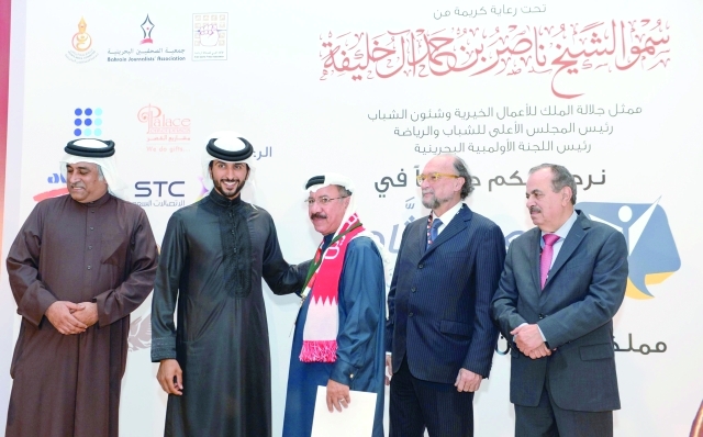 "محمد صفر خلال تكريمه في عيد الإعلاميين  بالبحرين - البيان"