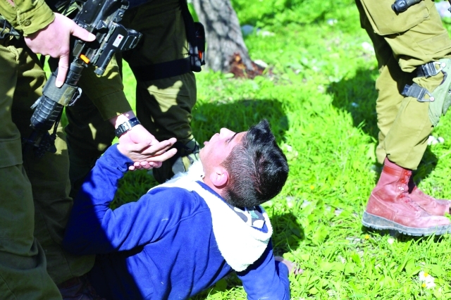 "جيش الاحتلال يعتدي على فلسطيني خلال تظاهرة عند حاجز حوارة قرب نابلس ــ إي.بي.إيه"
