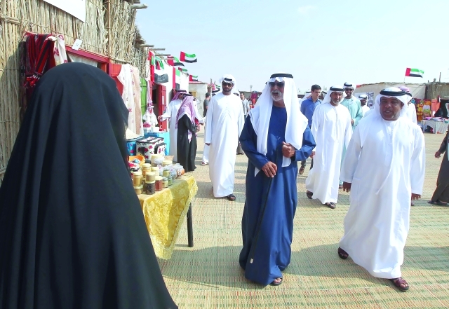 "نهيان بن مبارك يطلع على السوق الشعبي\tــ\tوام"