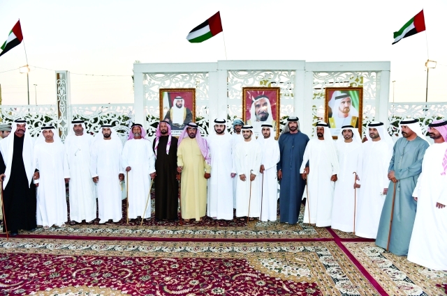 "..وسموه يتوسط الحضور في لقطة جماعية"