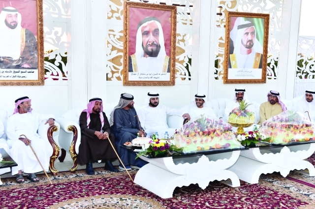 "مكتوم بن محمد خلال حضوره زفاف نجلي عتيق بن علي الكتبي بحضور علي بالرشيد وحمد الملهوف ــ تصوير:محمد هشام"