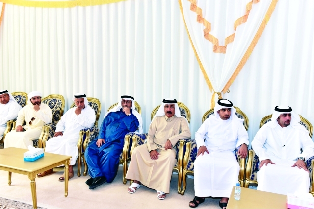 "علي الشعفار وذوو الفقيد والحضور خلال تقديم العزاء"