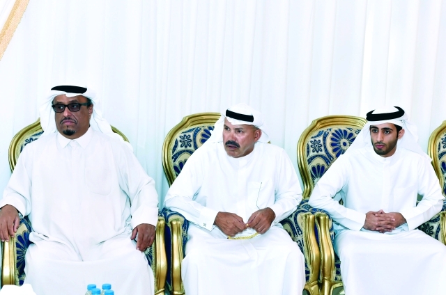 "ضاحي خلفان ومصبح الفتان وأحد الحضور"
