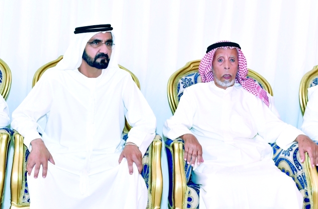 "محمد بن راشد خلال تقديم واجب العزاء لشقيق الفقيد\t ــ\tتصوير: محمد هشام"