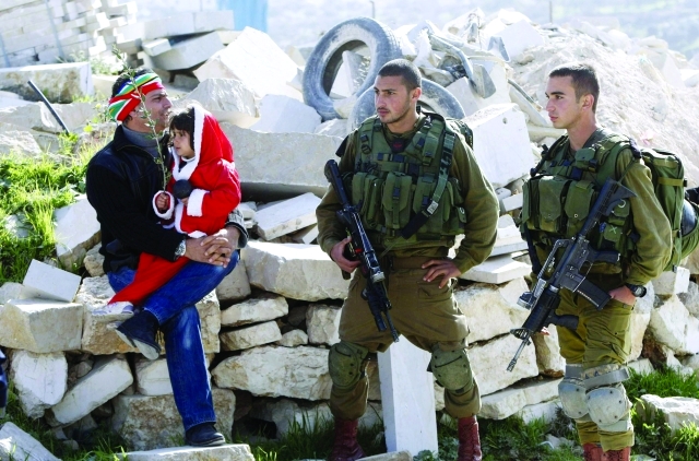 "طفلة فلسطينية تحمل غصن زيتون خلال تظاهرات في قرية المعصرة ــ\t رويترز"