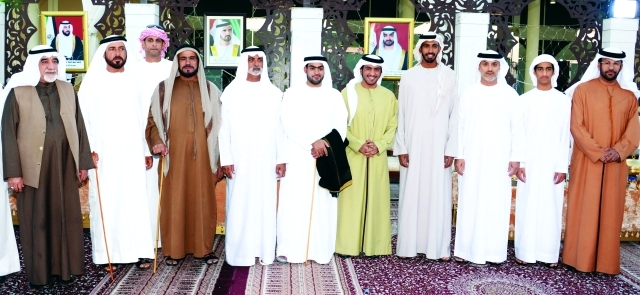 "نهيان بن مبارك وأحمد بن ناصر وشخبوط بن نهيان والعريس ووالده وعدد من الحضور ــ \t وام"