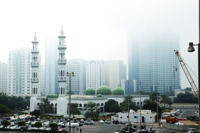 "الضباب يغلف أبوظبي ــ تصوير: مجدي اسكندر"