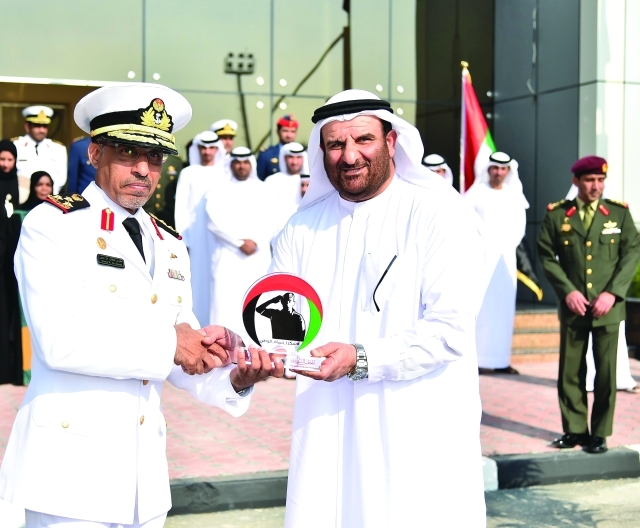 "وجانب من تسليم الدروع"
