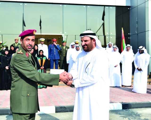 "الشيباني يتبادل الدروع مع ضباط المعسكر"