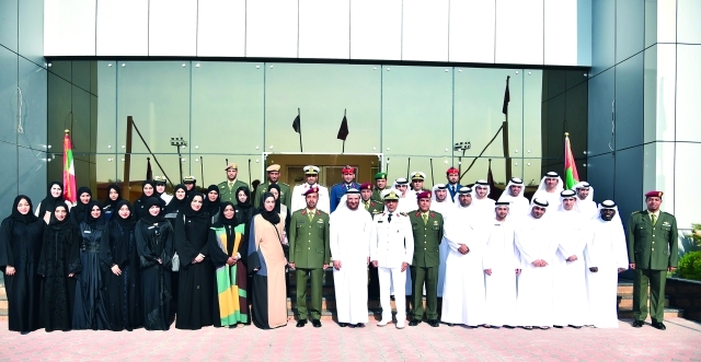 "عبدالله الشيباني ووفد المجلس التنفيذي وضباط القوات المسلحة خلال زيارة معسكر ند الشبا ــ من المصدر"