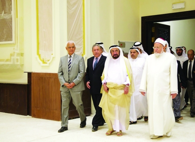 "حاكم الشارقة خلال تفقده سير العمل في مشروع الجامعة القاسمية \tــ \t\t\t وام"