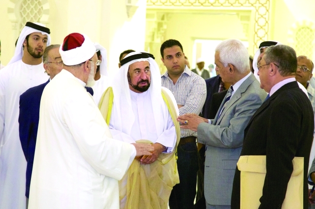 "..وسموه يستمع إلى شرح عن مرافق المشروع"