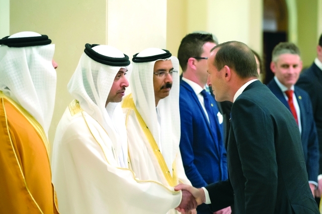 "توني أبوت مصافحاً هزاع بن زايد بحضور محمد المر"