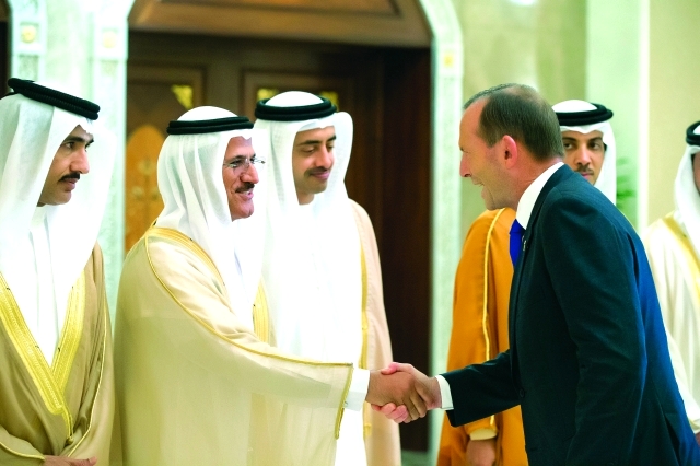 "ضيف البلاد مصافحاً سلطان المنصوري"