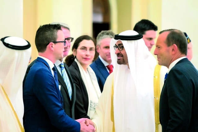 "ولي عهد أبوظبي مستقبلاً الوفد المرافق"