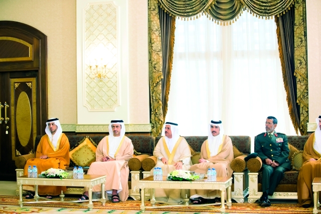 "منصور وعبد الله بن زايد وسلطان المنصوري وأحمد الزعابي وحمد الرميثي خلال الاستقبال"