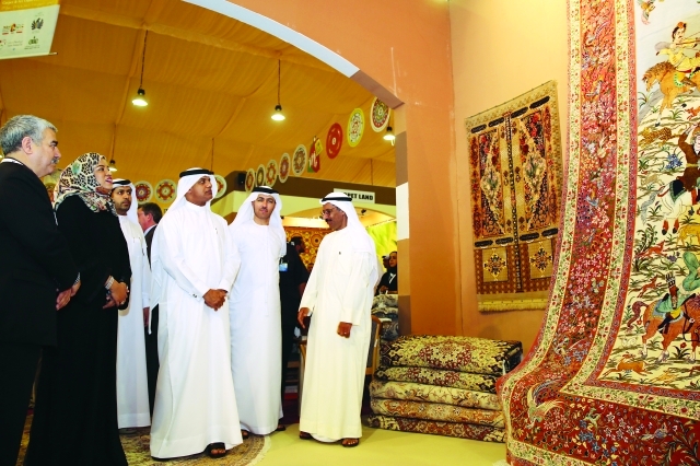 "أحمد محبوب مصبح و ليلى سهيل وعبد الرحمن عيسى خلال افتتاح واحة السجاد والفنونتصوير- خالد نوفل"