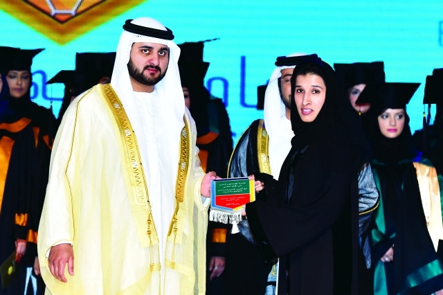 "نائب حاكم دبي يسلم الخريجات المتفوقات والمتميزات الشهادات"