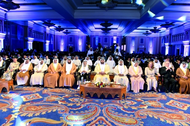 "مكتوم بن محمد خلال الحفل بحضور نهيان بن مبارك وسعيد أحمد لوتاه وجمعة الماجد وسعيد الطاير وعيسى الميدور وعدد من المسؤولين"