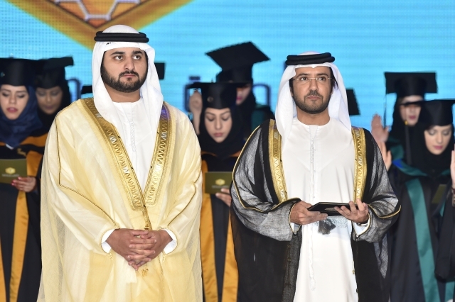 ".. وسموه ويحيى سعيد أحمد لوتاه خلال تسليم الخريجات الشهادات"