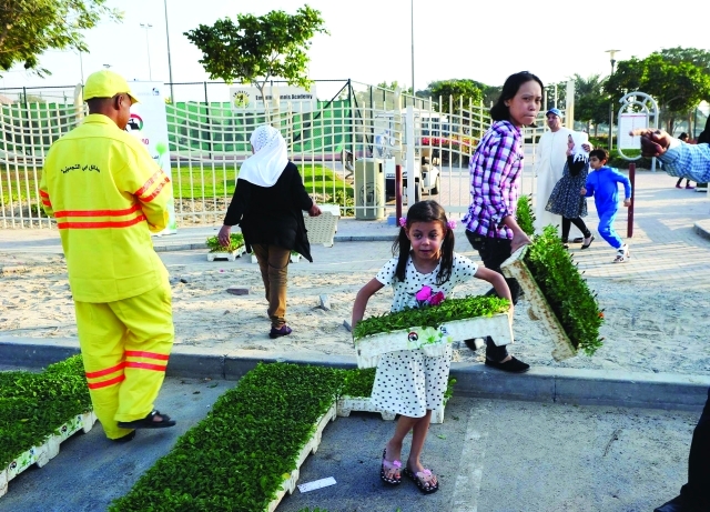 "الأطفال والكبار توافدوا ليحصلوا على شتلات بلدية دبي"