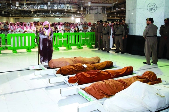 "جموع المصلين بالمسجد الحرام يؤدون صلاة الجنازة على الشهيد البلوي"