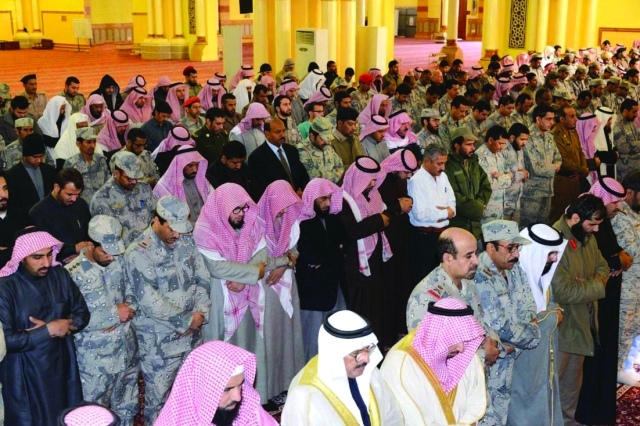 "أهالي منطقة الحدود الشمالية يؤدون صلاة الغائب على شهداء الواجب"
