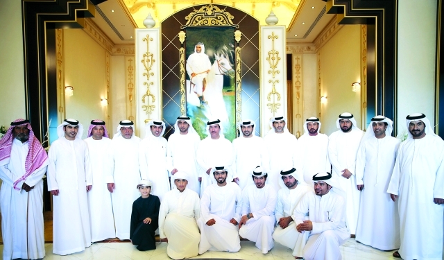 "سلطان بن حمدان آل نهيان يتوسط حضور مأدبة حمد بن غليطة الغفلي - وام"