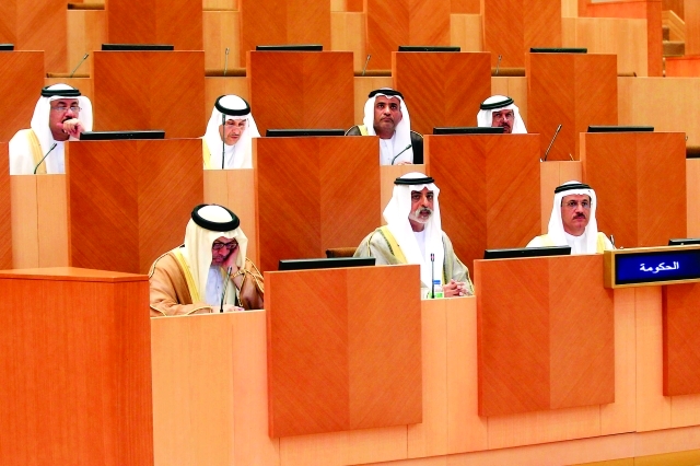 "نهيان بن مبارك وأنور قرقاش وسلطان المنصوري خلال المداولات ــ تصوير البيان"