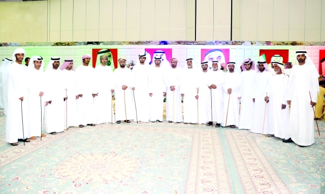 "صورة جماعية للعرسان وجمع من الأهل والحضور"
