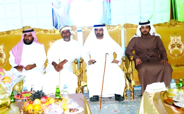 "سالم الكتبي يتوسط عدداً من المدعوين"
