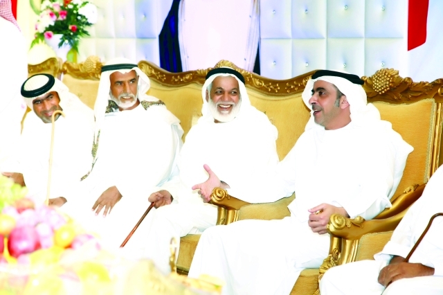 "سيف بن زايد يتحدث إلى الحضور"
