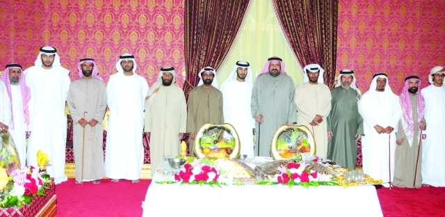 "سعيد بالحطم يتوسط محمد بن ركاض ومسلم بن حم وعدد من الحضور"