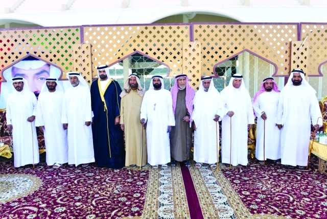 "العريس سالم المنصوري مع الأهل وعدد من المدعوين"