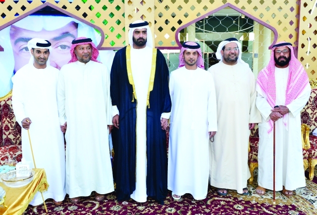 "العريس يتوسط الأهل"