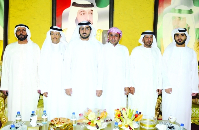 "العريس سيف الشريجي الكتبي ووالده ووالد العروس وعدد من الحضور"