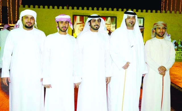 "العريس وسيف بن عمير الكتبي وعدد من الحضور"