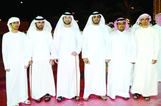 "العريس وعدد من الأهل والأصدقاء"