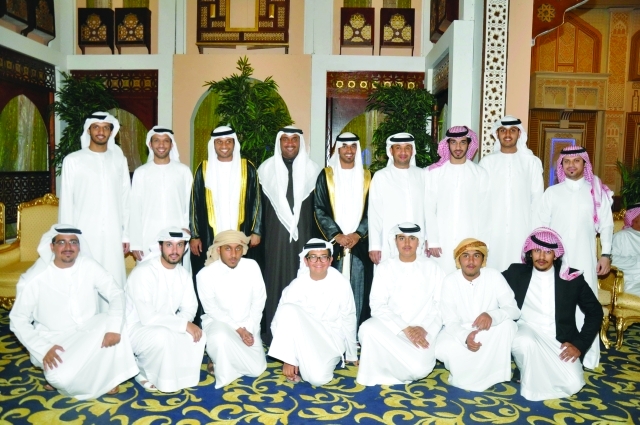 "العريسان يتوسطان الضيوف"